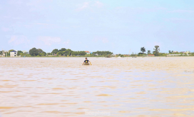 Nước dâng quá nhanh, người dân phải di chuyển bằng thuyền.