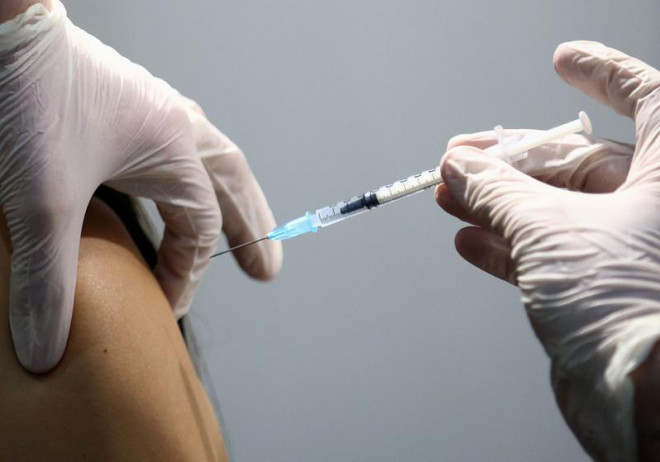 Những điều chưa biết trong đàm phán vaccine giữa các hãng dược và các chính phủ. Ảnh: REUTERS