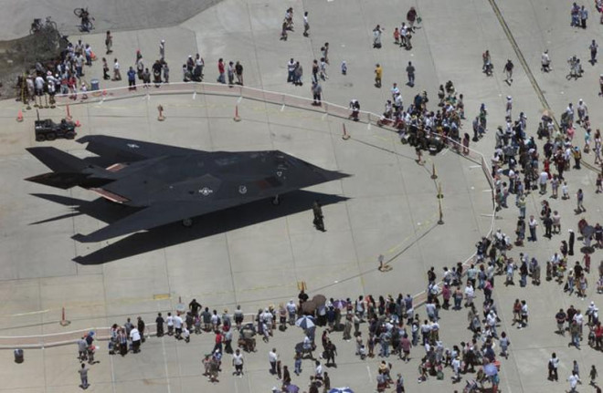 Đám đông quan sát một chiếc F-117 Nighthawk tại triển lãm hàng không ở sân bay Van Nuys (bang California, Mỹ). Ảnh: David Bohrer/LA Times/ Getty Images
