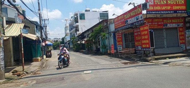 Nhiều tuyến đường và hẻm ở TP HCM vẫn cửa đóng then cài - 1