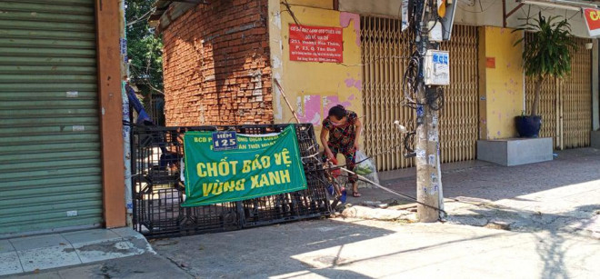 Người dân chui ra vô chốt