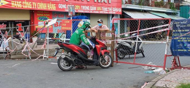 Nhiều tuyến đường và hẻm ở TP HCM vẫn cửa đóng then cài - 7