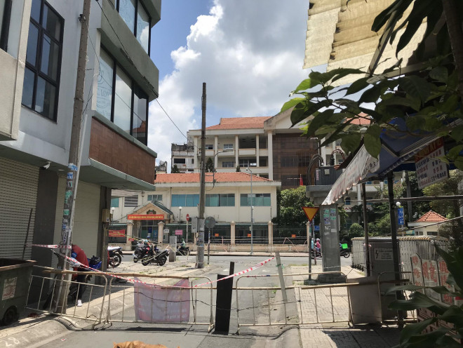 Đường An Bình (quận 5) vẫn còn bị rào chắn