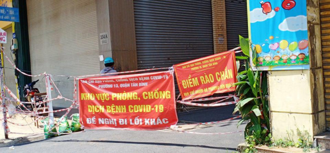 Thế nhưng, trên cùng tuyến đường, nhiều hẻm đường Cộng Hòa (quận Tân Bình) vẫn "cửa đóng then cài"