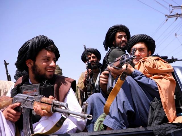 Thế giới - Thế giới chao đảo vì Covid-19, riêng Taliban "sống khỏe" mà không cần vắc xin, khẩu trang?