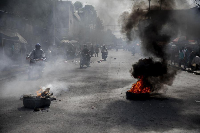 Đáng nói, một trong những băng đảng
mạnh nhất là liên minh G9 do Jimmy Cherizier, từng làm cảnh sát giờ
trở thành “ông trùm”. Họ kiểm soát các con phố trung tâm thành phố,
tự cho họ quyền đóng - mở các con đường di chuyển qua trung tâm