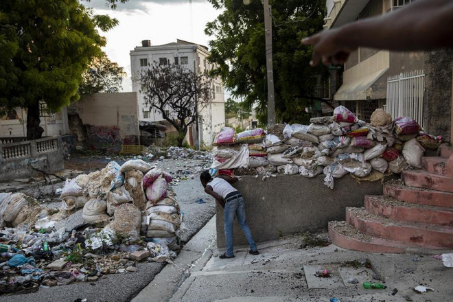 Các băng nhóm xã hội đen ở trung tâm
thành phố Port-au-Prince cạnh tranh địa bàn nên lúc nào bọn họ cũng
ở trong trạng thái phải phòng ngừa.