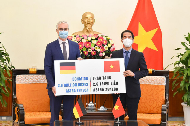 Đại sứ Đức Guido Hildner thay mặt Chính phủ Đức bàn giao lô vắc-xin phòng Covid-19 hỗ trợ Việt Nam - Ảnh: Bộ Ngoại giao