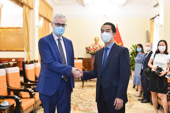 Thứ trưởng Bộ Ngoại giao Tô Anh Dũng và Đại sứ Đức tại Việt Nam Guido Hildner - Ảnh: Bộ Ngoại giao