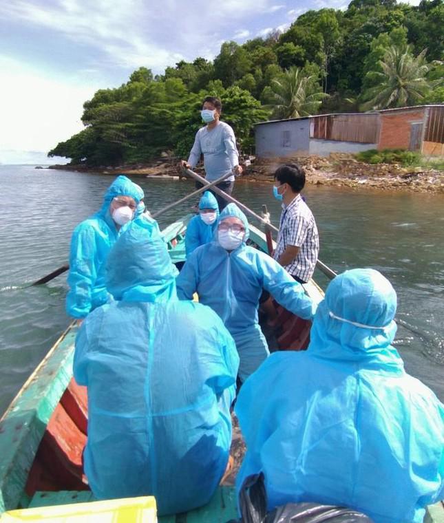 Nguyễn Thanh Nhựt (ngồi giữa đeo kính) cùng đội ngồi thuyền sang các đảo lấy mẫu cộng đồng. - Ảnh: NVCC