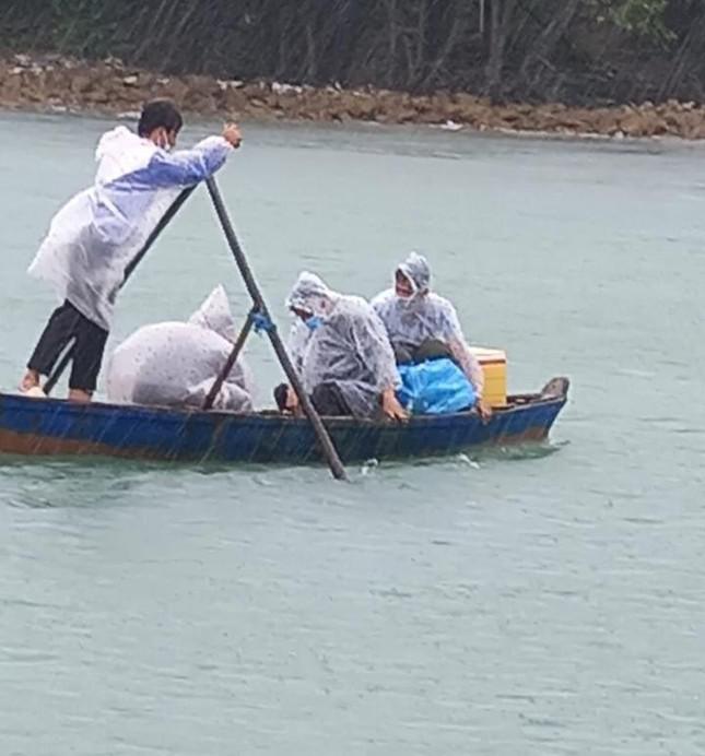 Chàng trai 19 tuổi đi thuyền, vượt mưa bão lấy mẫu xét nghiệm cho người dân trên đảo - 4