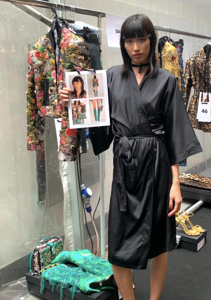 Phương Oanh là chân dài Việt đầu tiên trình diễn cho thương hiệu Dolce&amp;Gabbana. Show diễn nằm trong khuôn khổ của Milan Fashion Week Xuân - Hè 2022. Hình ảnh hậu trường của Phương Oanh được cô chia sẻ trên trang cá nhân với người hâm mộ nhận được nhiều lời khen.
