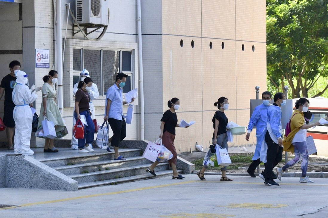 Những người khỏi bệnh ở thành phố Hạ Môn, tỉnh Phúc Kiến, được xuất viện.