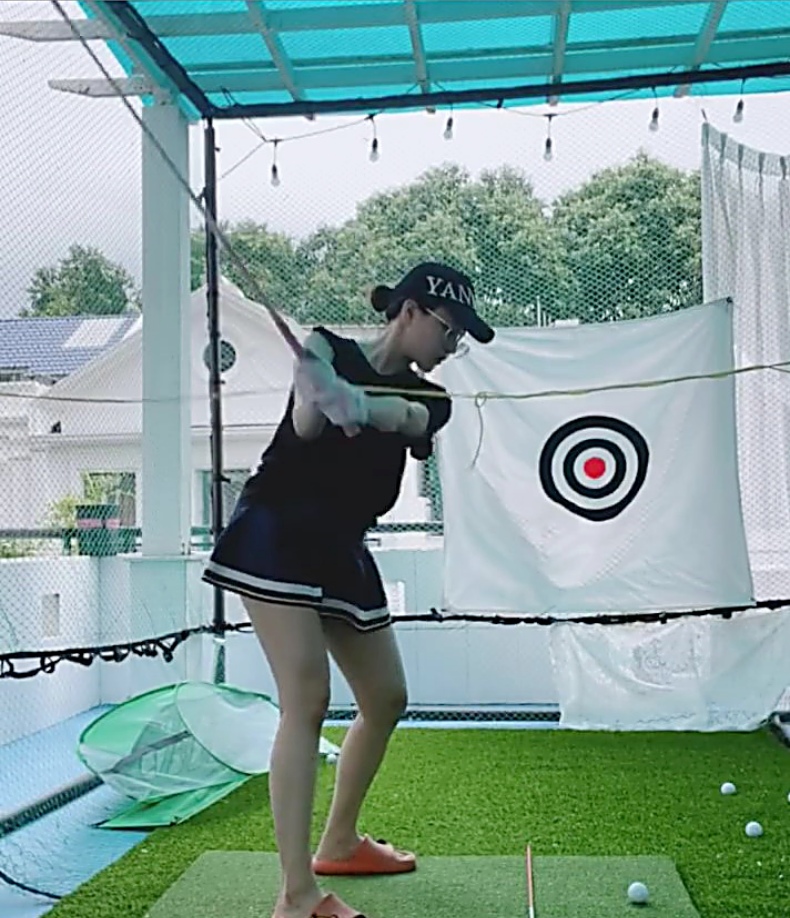 Trang phục chơi golf thoải mái, gợi cảm nhưng dễ bị chê suồng sã của Trâm Anh - 3