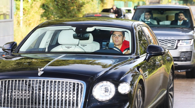 Ronaldo cầm lái Bentley Flying Spur mới tậu tới sân tập với một chi tiết &#34;lạ&#34; - 1