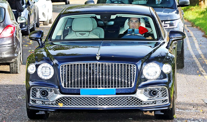 Ronaldo cầm lái Bentley Flying Spur mới tậu tới sân tập với một chi tiết &#34;lạ&#34; - 4