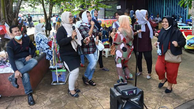 Người dân tập trung hát karaoke tại một công viên ở ngoại ô thủ đô Jakarta (Indonesia) ngày 19-9. Ảnh: CNN
