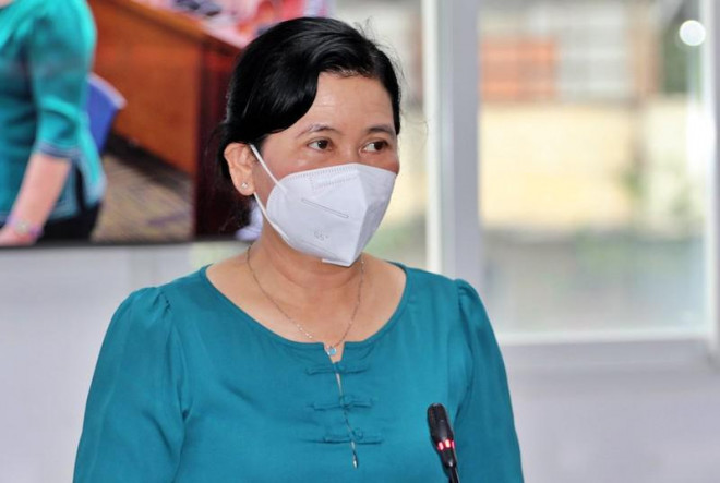 Chánh Văn phòng Sở Y tế TP.HCM Nguyễn Thị Huỳnh Mai trả lời tại họp báo. Ảnh: TÁ LÂM