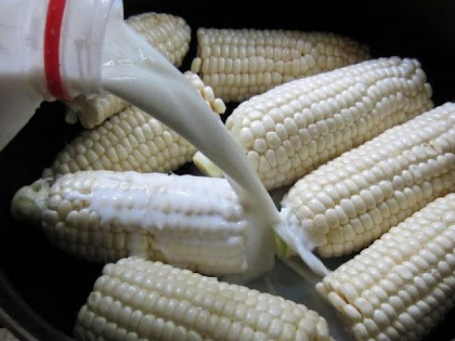 Ẩm thực - Cho thứ "nước lạ" này vào, ngô luộc ngọt lừ, dẻo thơm từng hạt, ai ăn cũng nghiện
