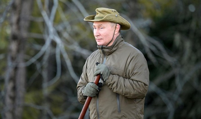 Những hình ảnh trong chuyến dã ngoại của ông Putin. Ảnh: Reuters