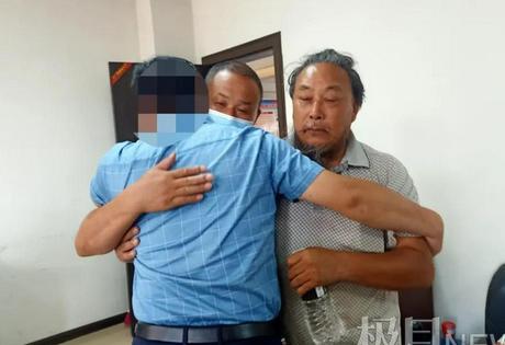 Anh Peng Longhu ôm bố và anh trai khóc nức nở trong ngày đoàn tụ.