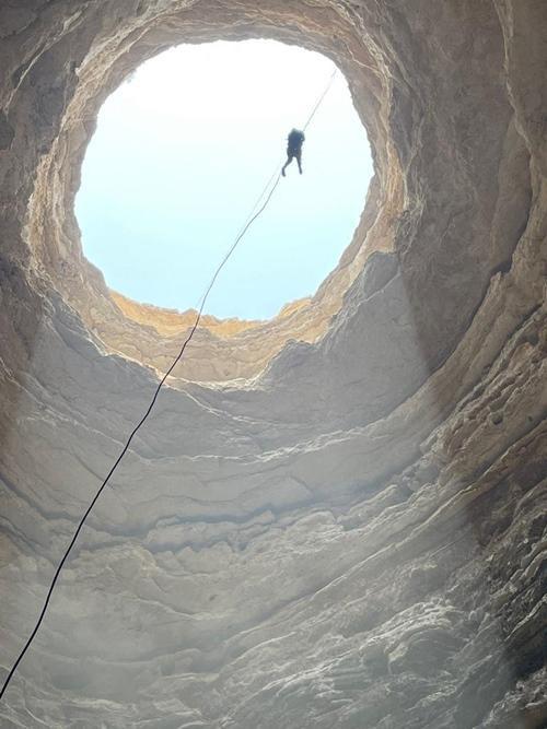 Lần đầu tiên có người xuống tận đáy “Giếng Địa ngục” ở Yemen, họ thấy dưới đó có những gì? - 3