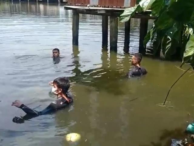 Tin tức trong ngày - 2 người nhảy ao bơi vào bờ rồi về nhà, cảnh sát mất nhiều giờ để tìm kiếm