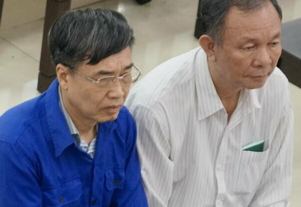 Hai cựu tổng giám đốc Lê Bạch Hồng (áo xanh) và Nguyễn Huy Ban tại một phiên tòa xét xử