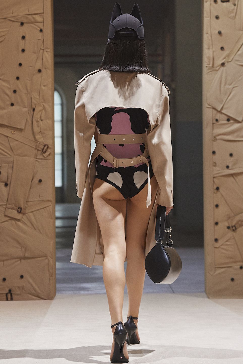 "Bản năng động vật" trong bộ sưu tập Xuân/Hè 2022 của Burberry - 2