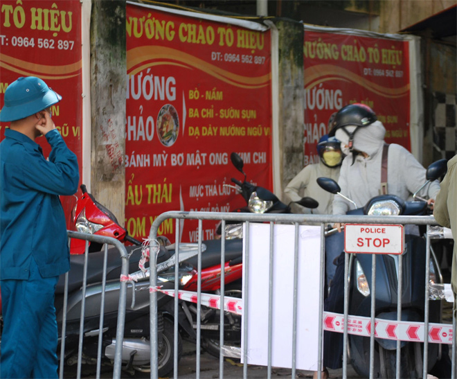 Lực lượng chức năng lập rào chắn tại nơi ca dương tính đến mua hàng.