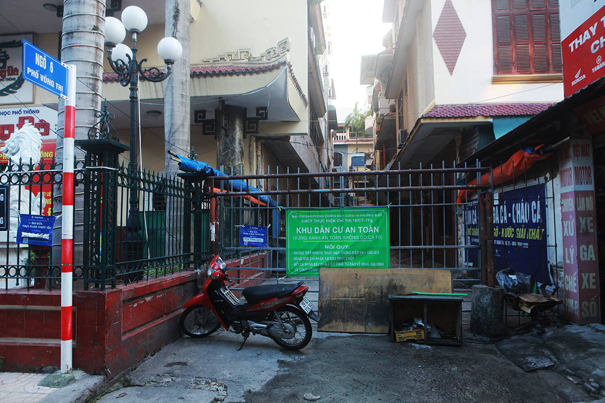 Ngày 28/9, theo ghi nhận của PV,&nbsp;nhiều chốt cứng ở các khu dân cư tại Hà Nội chưa được tháo dỡ, gây ảnh hưởng đến sinh hoạt của người dân. Trước đó, ngày (21/9),&nbsp;Hà Nội nới lỏng giãn cách,&nbsp;chỉ duy trì 22 chốt cửa ngõ ra vào thành phố.