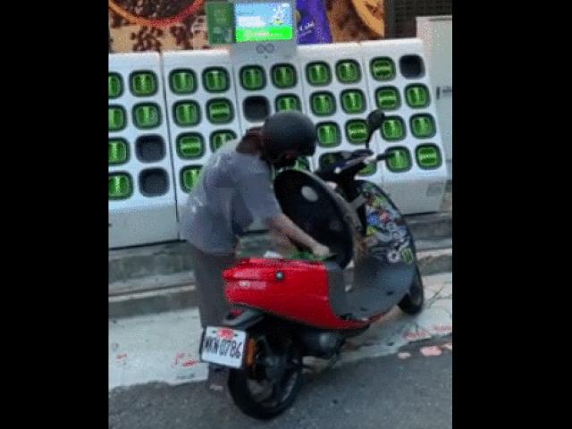 Thế giới xe - Video: Thích thú trạm sạc, đổi pin xe máy điện hoạt động kiểu này