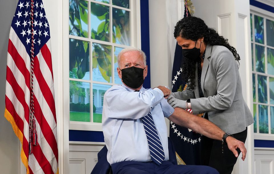 Tổng thống Mỹ Joe Biden tiêm mũi vaccine Covid-19 thứ ba tại Nhà Trắng ngày 27.9.