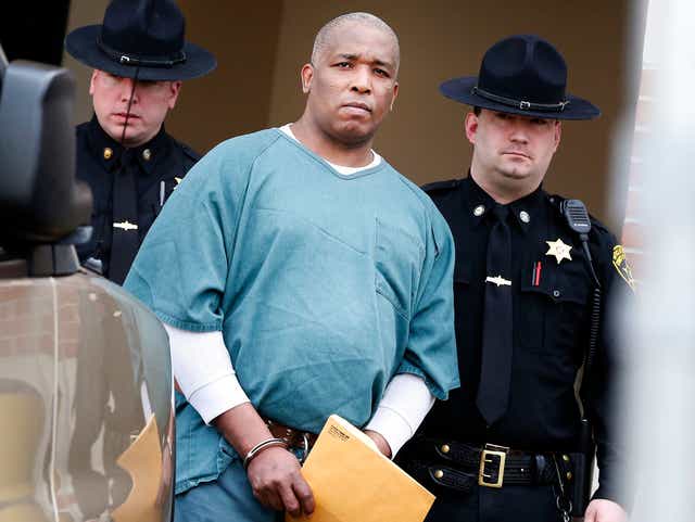  Michael Beard bị cảnh sát ra lệnh bắt giữ