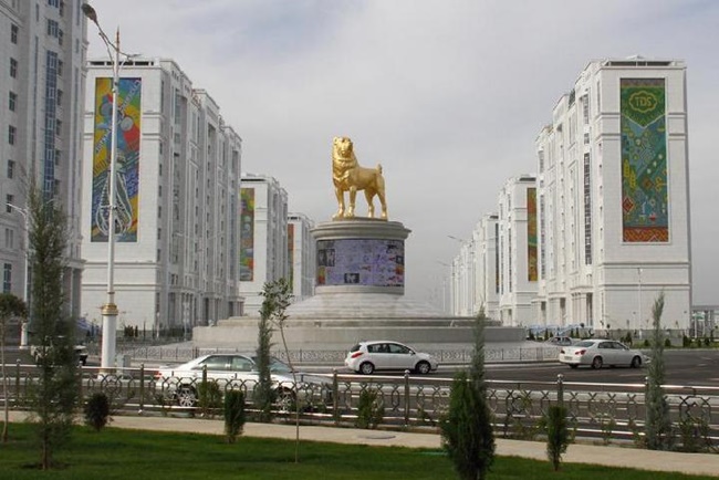 Thủ đô Ashgabat của Turkmenistan ở giữa sa mạc Karakum vùng Trung Á. Đây là một thành phố lớn với những tòa nhà hoàn toàn được làm bằng đá cẩm thạch.
