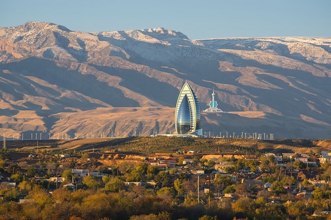 Mặc dù giàu có về năng lượng nhưng Turkmenistan chưa được coi là quốc gia giàu có nhờ vàng đen như các nước Trung Đông.
