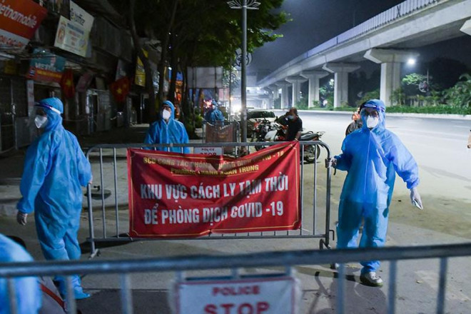 Theo ghi nhận của PLO, đúng 0 giờ ngày 29-9, lực lượng chức năng&nbsp; phường Thanh Xuân Trung, quận Thanh Xuân đã tiến gỡ phong tỏa sau hơn một tháng cách ly y tế.