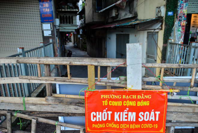 Lực lượng chức năng vẫn giữ nguyên "chốt cứng" tại ngõ 89 trên đường Trần Khát Chân để phòng chống dịch Covid-19
