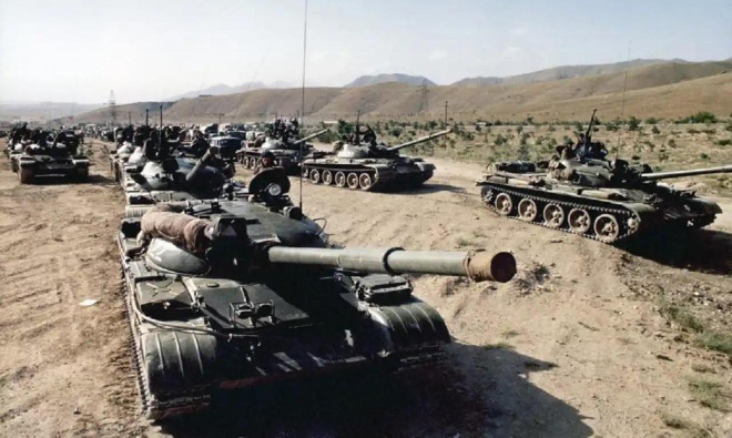 Cùng với các lời đe dọa là việc
Taliban điều động hàng nghìn lính cùng với xe tăng và thiết giáp
đến tỉnh Takhar của Afghanistan, giáp với Tajikistan.