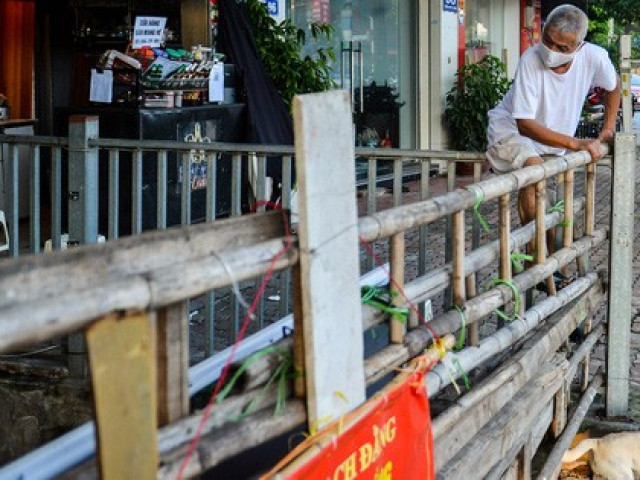 Tin tức trong ngày - CLIP: Muôn kiểu người dân vượt "chốt cứng" những ngày Hà Nội nới lỏng giãn cách