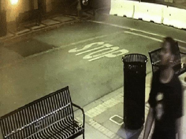 Phi thường - kỳ quặc - Đang gọi điện ngoài ký túc xá, nữ sinh bất ngờ bị kẻ đeo mặt nạ tấn công và cái kết ngoạn mục