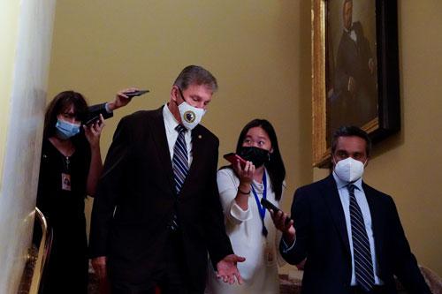 Thượng nghị sĩ Joe Manchin của đảng Dân chủ Mỹ trả lời phóng viên sau cuộc bỏ phiếu hôm 27-9 Ảnh: REUTERS