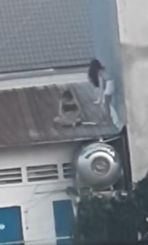Hai cô gái diện đồ gợi cảm, đứng nhảy nhót trên mái nhà khiến dân mạng vừa xem vừa sợ - 2