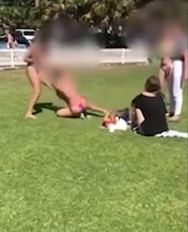 Cô gái diện bikini tắm nắng trên bãi cỏ, vô duyên vô cớ bị người khác hành hung điên cuồng - 2