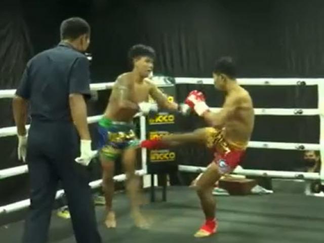 Thể thao - Võ sĩ tung "liên hoàn thất cước" khiến đối thủ lê lết trên sàn đấu