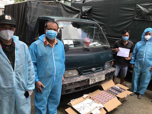 Chiếc xe tải có mã QR "luồng xanh" chở hàng lậu bị phát hiện.