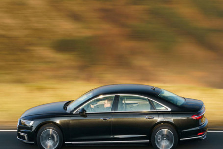 Audi A8 đi qua đoạn đường xấu "mượt" đến bất ngờ