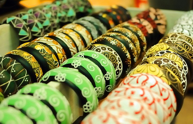 Chợ Chatuchak: Khu chợ ngoài trời này là chợ lớn nhất thế giới và là một trong những nơi du khách phải ghé khi đến Bangkok. Người mua sắm có thể tìm thấy mọi thứ ở đây, từ đồ trang sức,&nbsp;biểu tượng tôn giáo đến đồ dùng cho thú cưng và thức ăn đường phố ngon tuyệt.
