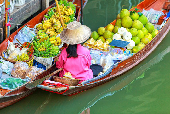 Chợ nổi Damnoen Saduak: Để có trải nghiệm đi chợ thú vị hơn nữa, bạn có thể sắp xếp một chuyến tham quan đến Damnoen Saduak, một chợ nổi nổi tiếng nằm ở Ratchaburi. Sự nổi tiếng của chợ nổi từng khiến Bangkok được mệnh danh là “Venice của phương Đông”.
