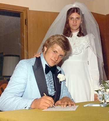 Keith Hunter Jeswoman và Rose Hucke trong lễ cưới của họ.